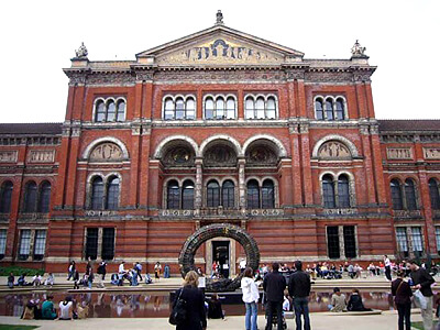 File:London - Cromwell Gardens - Victoria & Albert Museum - Café